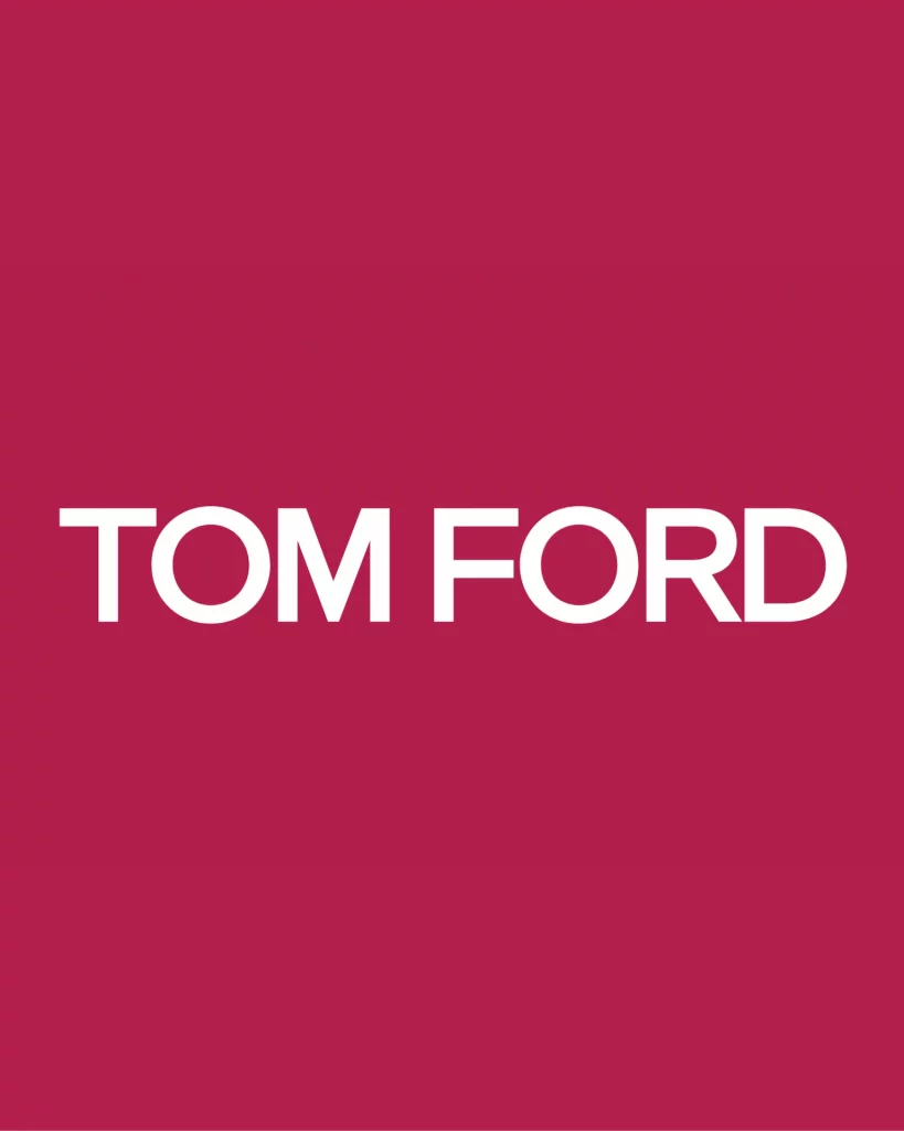 weißer Schriftzug Tom Ford auf himbeerfarbenen Hintergrund